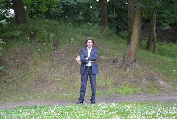 Michael Mamlock in front of the former Jewish cemetery